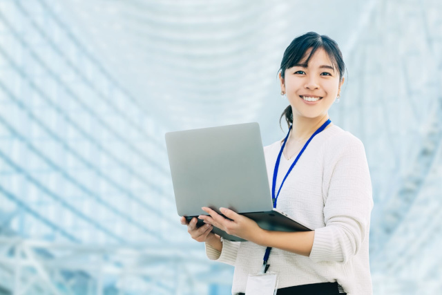 パソコンを持った女性社員