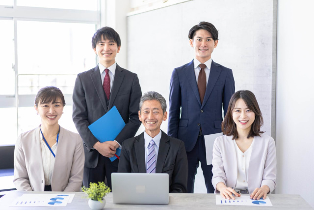 オフィスで働く5人の会社員