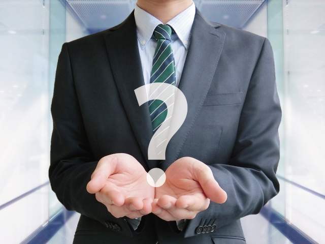 はてなマークを持った男性