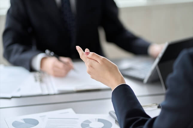 打ち合わせをしている人々