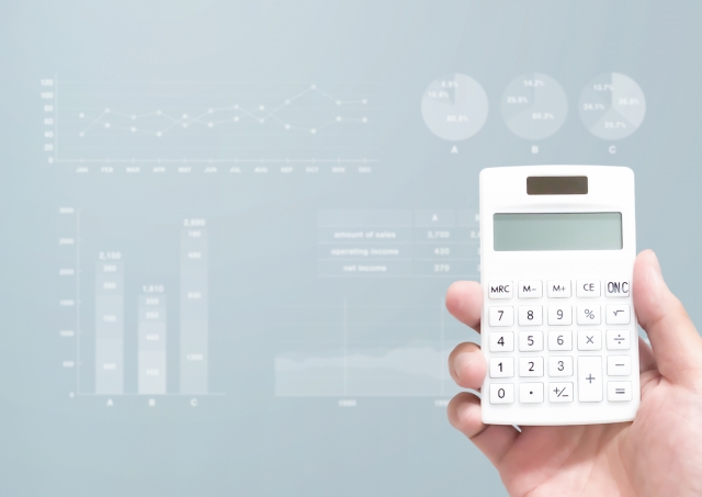 電卓を持つ手 【大阪】求人媒体の種類や求人広告の費用解説 中途採用・新卒・バイトなど採用人材によってうまく使い分けよう