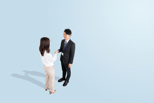 握手をする男女