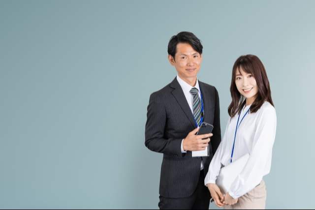 提案する二人の社員